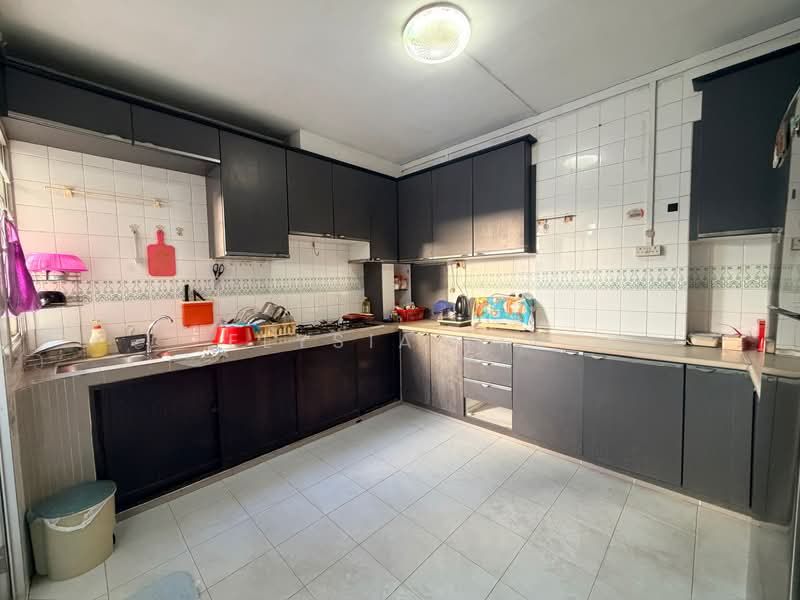 367 Woodlands Avenue 5 HDB Flat For Sale at S$ 850,000 | PropertyGuru Singapore - Kitchen