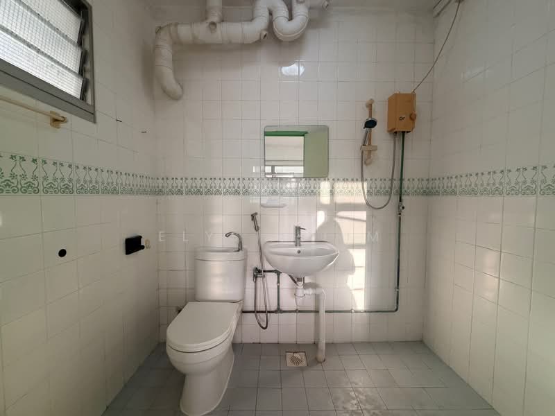 367 Woodlands Avenue 5 HDB Flat For Sale at S$ 850,000 | PropertyGuru Singapore - Bathroom