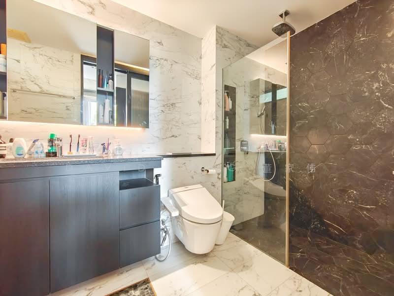 Holland Mews Apartment For Sale at S$ 3,000,000 | PropertyGuru Singapore - Master Bathroom