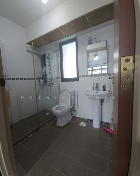 372 Jurong East Street 32 HDB Flat For Sale at S$ 468,000 | PropertyGuru Singapore - Bathroom