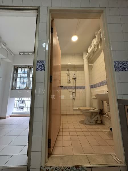 743 Woodlands Circle HDB Flat For Sale at S$ 518,000 | PropertyGuru Singapore - Master Bathroom