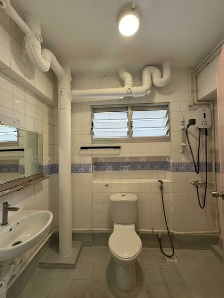 743 Woodlands Circle HDB Flat For Sale at S$ 518,000 | PropertyGuru Singapore - Common Bathroom