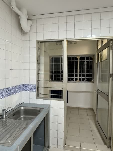 743 Woodlands Circle HDB Flat For Sale at S$ 518,000 | PropertyGuru Singapore - Kitchen