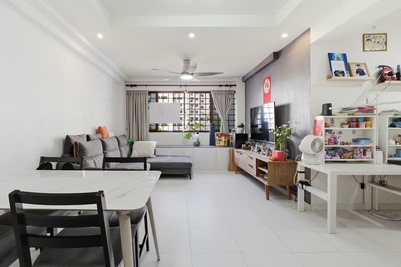 711 Woodlands Drive 70 HDB Flat For Sale at S$ 699,000 | PropertyGuru Singapore - Living Room