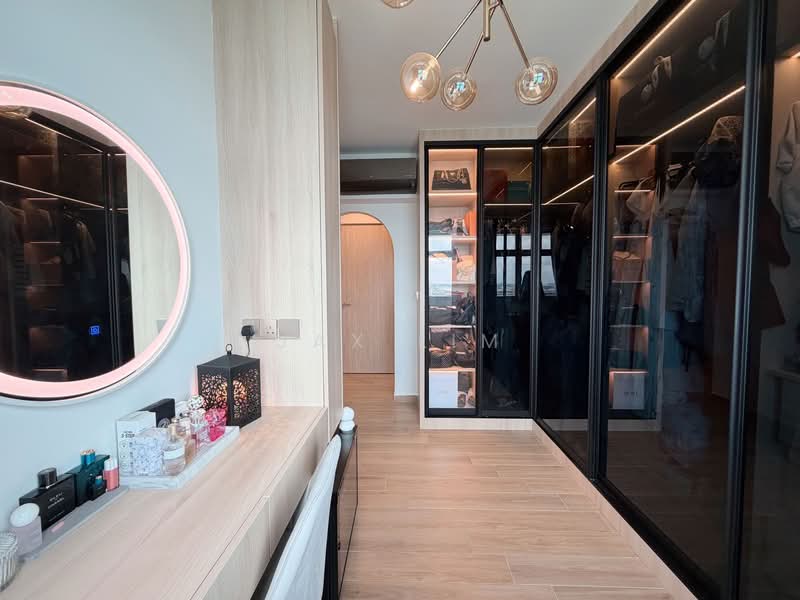 422B Northshore Dr HDB Flat For Sale at S$ 1,080,000 | PropertyGuru Singapore - Walk-in Wardrobe 