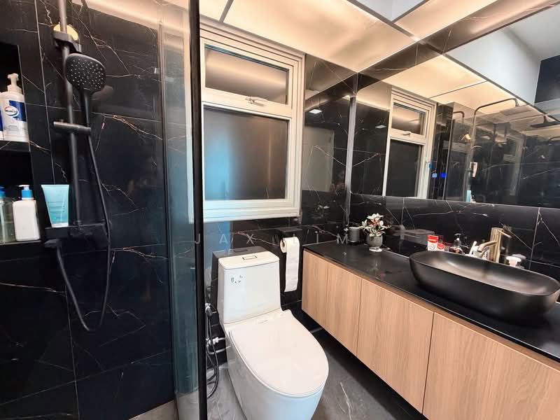 422B Northshore Dr HDB Flat For Sale at S$ 1,080,000 | PropertyGuru Singapore - Master Bathroom