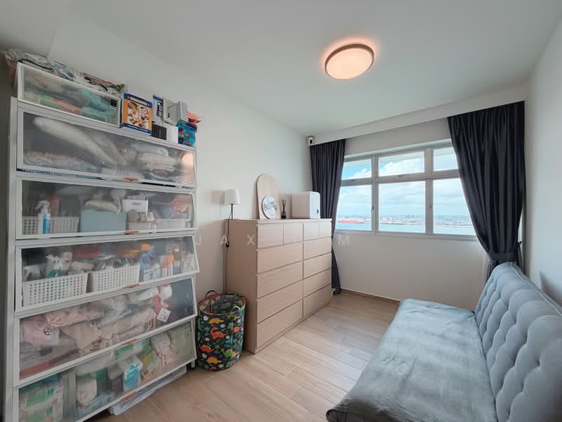 422B Northshore Dr HDB Flat For Sale at S$ 1,080,000 | PropertyGuru Singapore - Common Bedroom