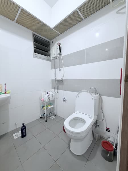 429B Bedok North Road HDB Flat For Sale at S$ 800,000 | PropertyGuru Singapore - Bathroom