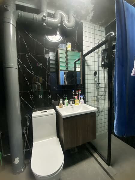 574 Hougang Street 51 HDB Flat For Sale at S$ 655,000 | PropertyGuru Singapore - Bathroom