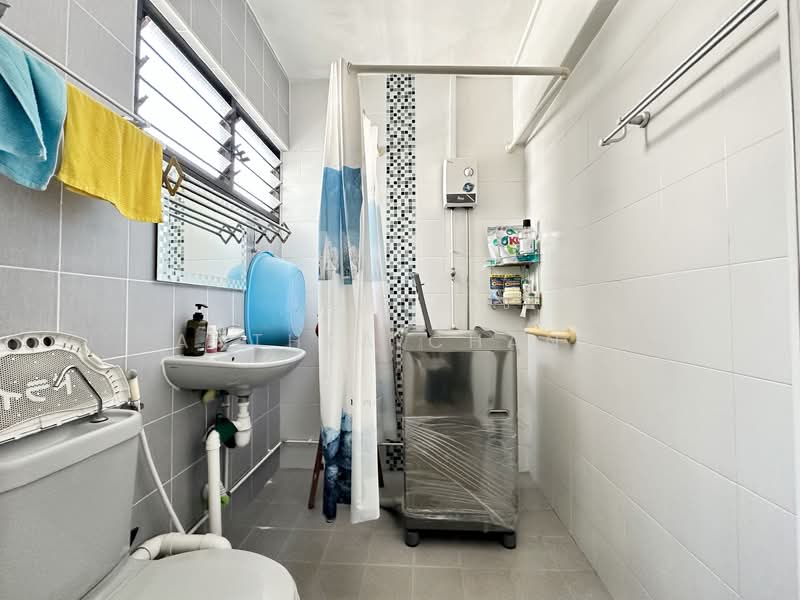 263 Tampines Street 21 HDB Flat For Sale at S$ 650,000 | PropertyGuru Singapore - Bathroom