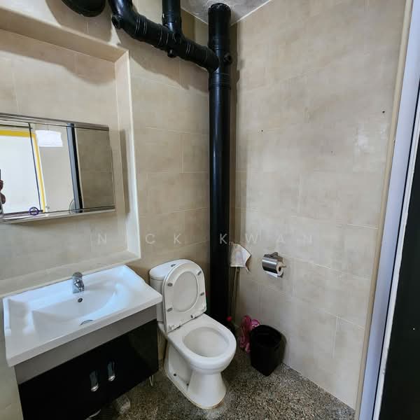 514 Pasir Ris Street 52 HDB Flat For Sale at S$ 699,000 | PropertyGuru Singapore - Master Bathroom
