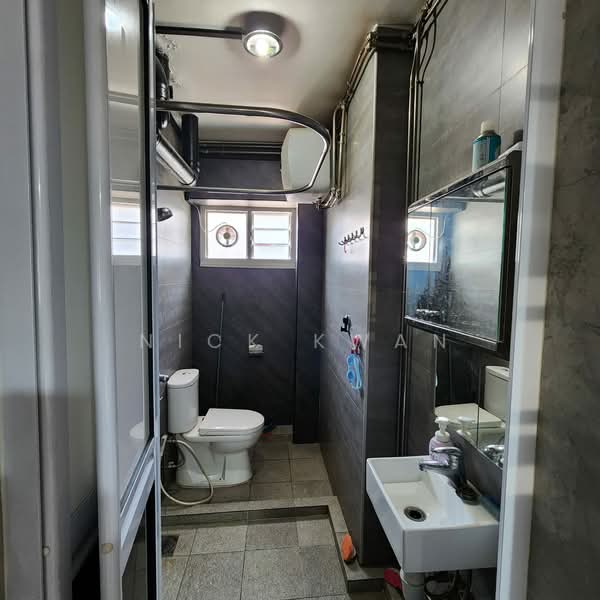 514 Pasir Ris Street 52 HDB Flat For Sale at S$ 699,000 | PropertyGuru Singapore - Common Bathroom