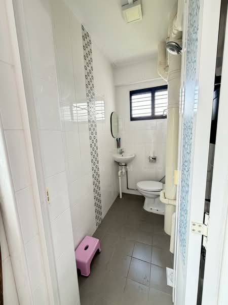 276 Yishun Street 22 HDB Flat For Sale at S$ 600,000 | PropertyGuru Singapore - Bathroom