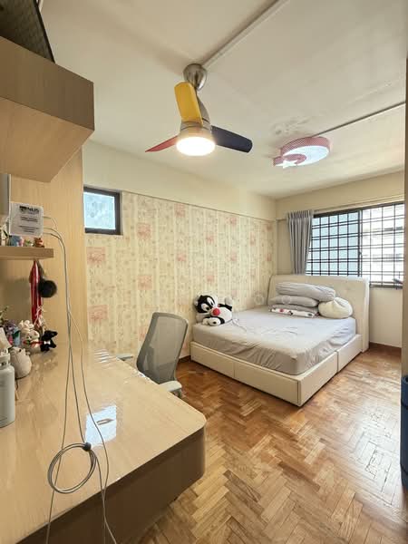 276 Yishun Street 22 HDB Flat For Sale at S$ 600,000 | PropertyGuru Singapore - Bedroom