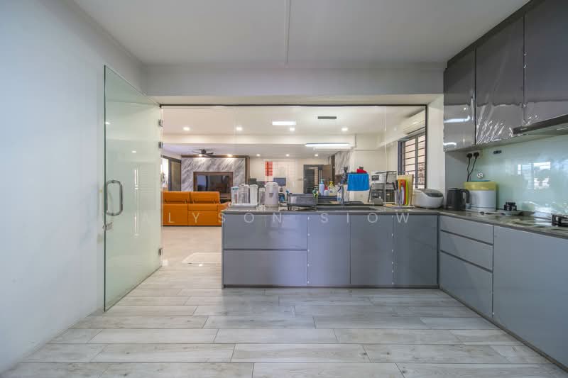 328 Tampines Street 32 HDB Flat For Sale at S$ 1,080,000 | PropertyGuru Singapore - Kitchen