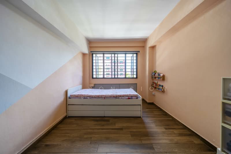 328 Tampines Street 32 HDB Flat For Sale at S$ 1,080,000 | PropertyGuru Singapore - Bedroom