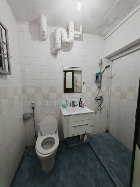 484A Choa Chu Kang Avenue 5 HDB Flat For Sale at S$ 540,000 | PropertyGuru Singapore - Bathroom