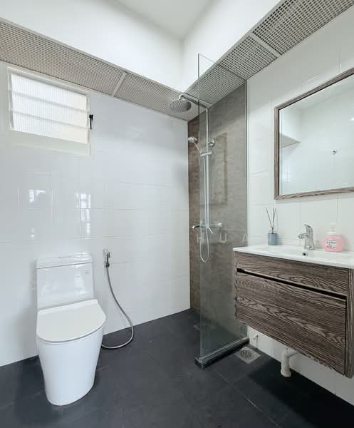 618A Punggol Drive HDB Flat For Sale at S$ 723,888 | PropertyGuru Singapore - Common bathroom renovated 