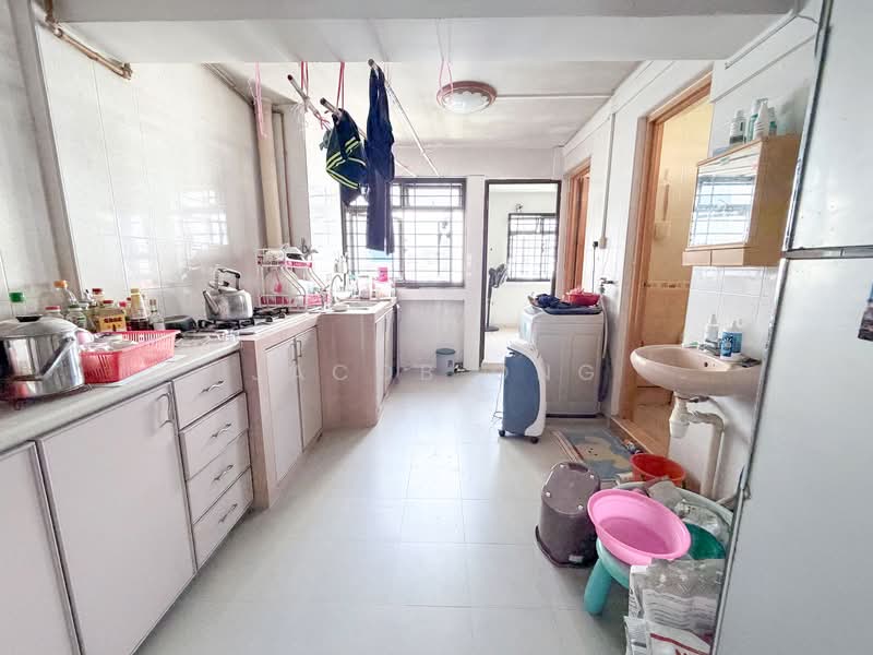 235 Lorong 8 Toa Payoh HDB Flat For Sale at S$ 392,000 | PropertyGuru Singapore - Kitchen