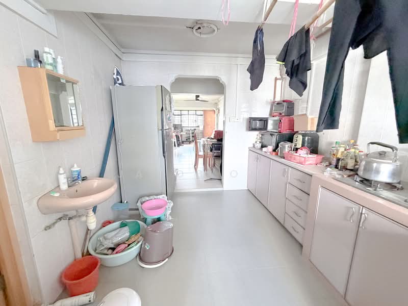 235 Lorong 8 Toa Payoh HDB Flat For Sale at S$ 392,000 | PropertyGuru Singapore - Kitchen
