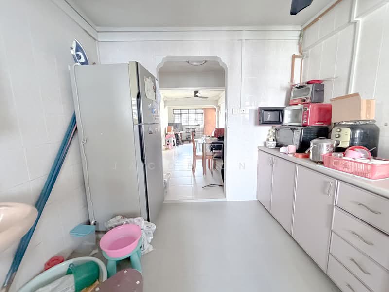 235 Lorong 8 Toa Payoh HDB Flat For Sale at S$ 392,000 | PropertyGuru Singapore - Kitchen