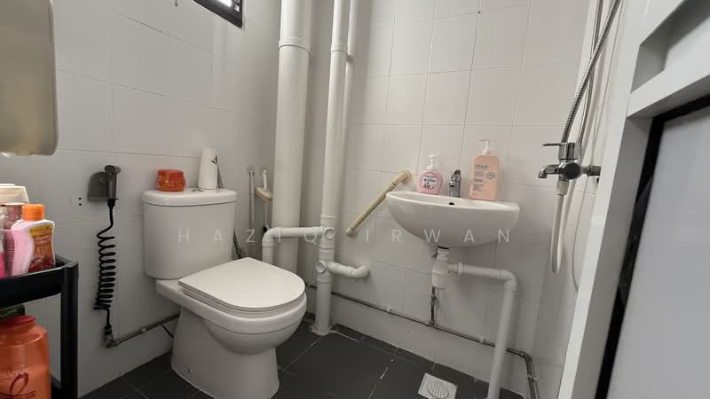 244 Jurong East Street 24 HDB Flat For Sale at S$ 380,000 | PropertyGuru Singapore - Bathroom