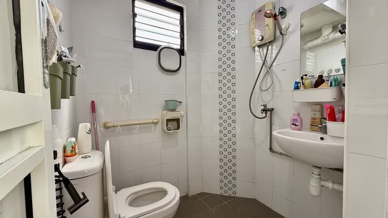 244 Jurong East Street 24 HDB Flat For Sale at S$ 380,000 | PropertyGuru Singapore - Bathroom