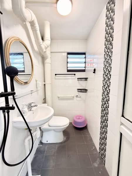 517 Hougang Avenue 10, 517 Hougang Avenue 10, 2 Bedrooms, 689 sqft, HDB Flat For Rent, by Ronald Chye, 500080299 - Bathroom - PropertyGuru.com.sg