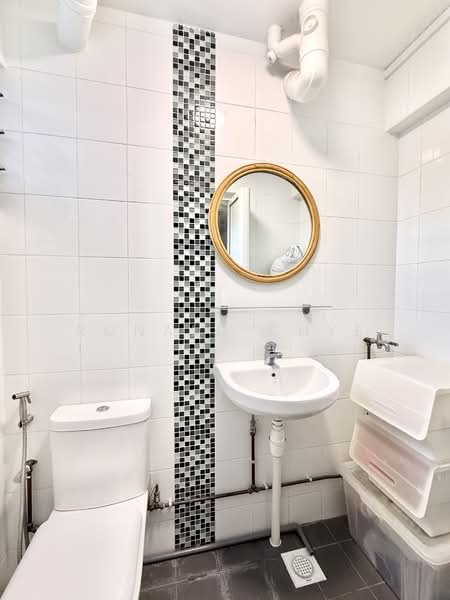 517 Hougang Avenue 10, 517 Hougang Avenue 10, 2 Bedrooms, 689 sqft, HDB Flat For Rent, by Ronald Chye, 500080299 - Bathroom - PropertyGuru.com.sg