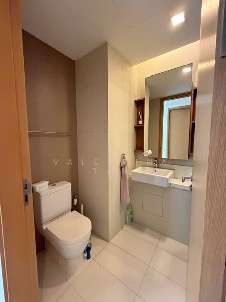 Soleil @ Sinaran, 6 Sinaran Drive, 3 Bedrooms, 1,098 sqft, Condominium For Rent, by Valentina Tan, 500080362 - Bathroom - PropertyGuru.com.sg