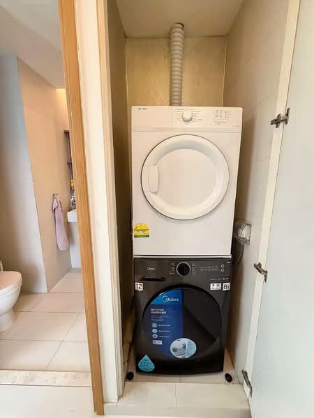 Soleil @ Sinaran, 6 Sinaran Drive, 3 Bedrooms, 1,098 sqft, Condominium For Rent, by Valentina Tan, 500080362 - Washer dryer - PropertyGuru.com.sg