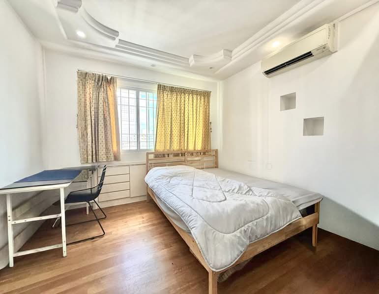 288D Jurong East Street 21 HDB Flat For Sale at S$ 900,000 | PropertyGuru Singapore - Bedroom