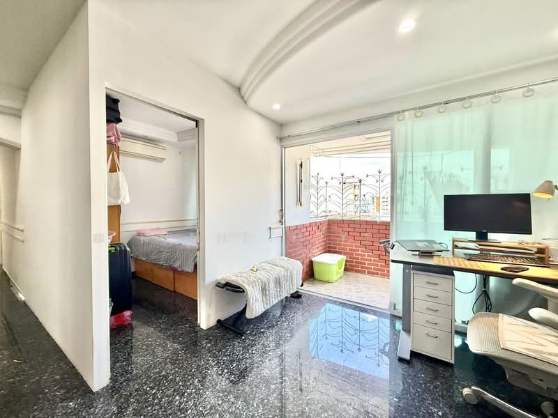 288D Jurong East Street 21 HDB Flat For Sale at S$ 900,000 | PropertyGuru Singapore - Bedroom