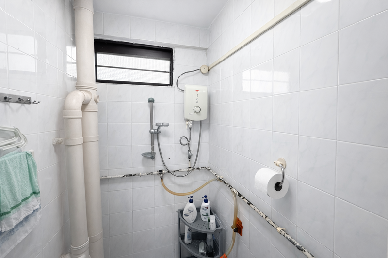 12 Lorong 7 Toa Payoh HDB Flat For Sale at S$ 380,000 | PropertyGuru Singapore - Bathroom