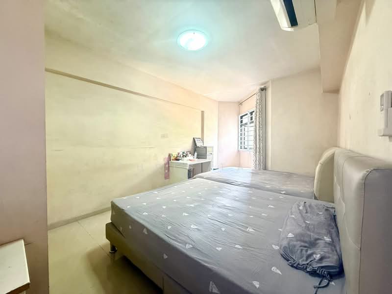 510B Wellington Circle HDB Flat For Sale at S$ 588,000 | PropertyGuru Singapore - Bedroom