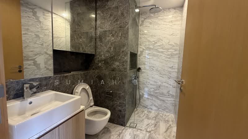 The Peak @ Cairnhill II, 61 Cairnhill Circle, 2 Bedrooms, 829 sqft, Condominium For Rent, by Sumiah Buang, 500080420 - Common  Bathroom - PropertyGuru.com.sg