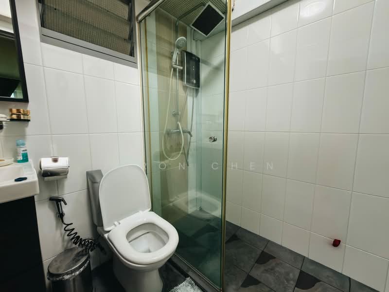 684A Edgedale Plains HDB Flat For Sale at S$ 810,000 | PropertyGuru Singapore - Bathroom