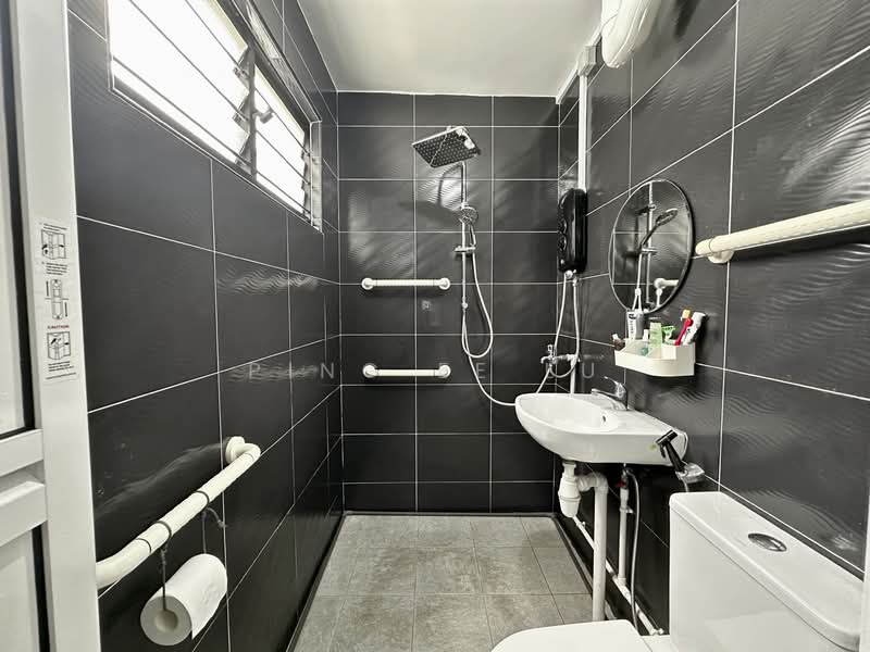 334 Woodlands Street 32 HDB Flat For Sale at S$ 520,000 | PropertyGuru Singapore - Bathroom