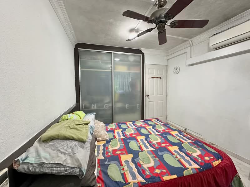 334 Woodlands Street 32 HDB Flat For Sale at S$ 520,000 | PropertyGuru Singapore - Master Bedroom