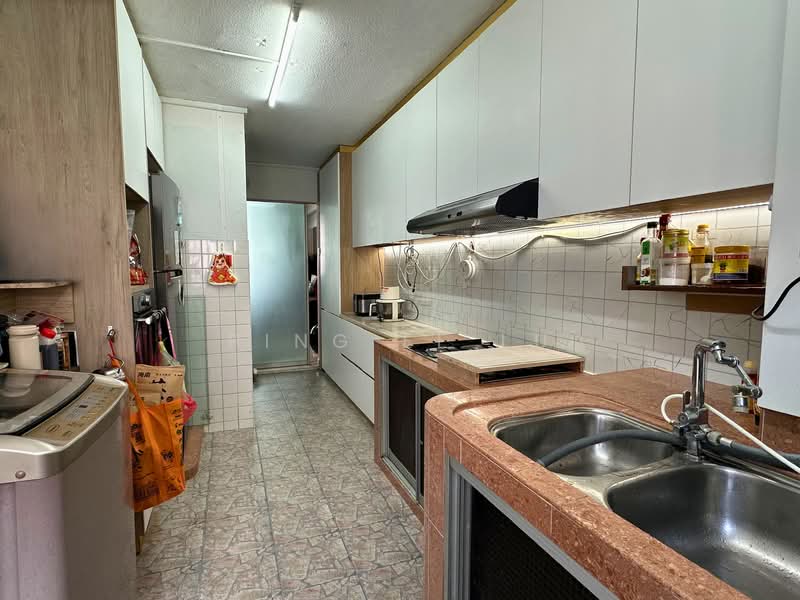 334 Woodlands Street 32 HDB Flat For Sale at S$ 520,000 | PropertyGuru Singapore - Kitchen