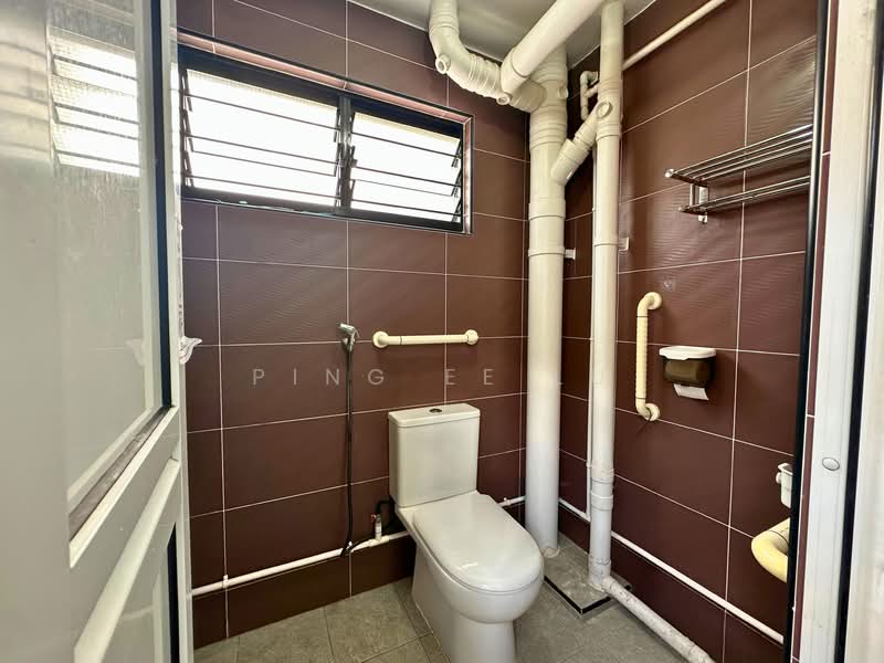 334 Woodlands Street 32 HDB Flat For Sale at S$ 520,000 | PropertyGuru Singapore - Bathroom