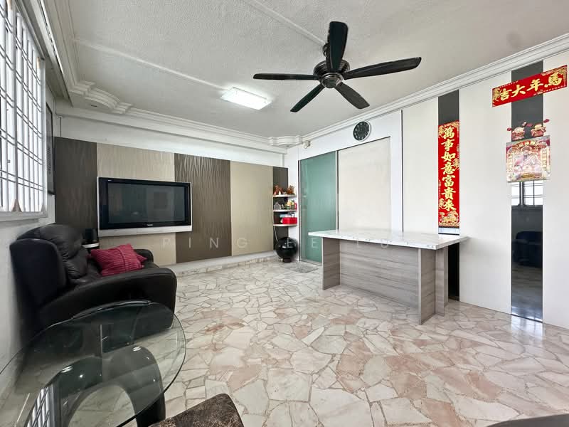 334 Woodlands Street 32 HDB Flat For Sale at S$ 520,000 | PropertyGuru Singapore - Living Room