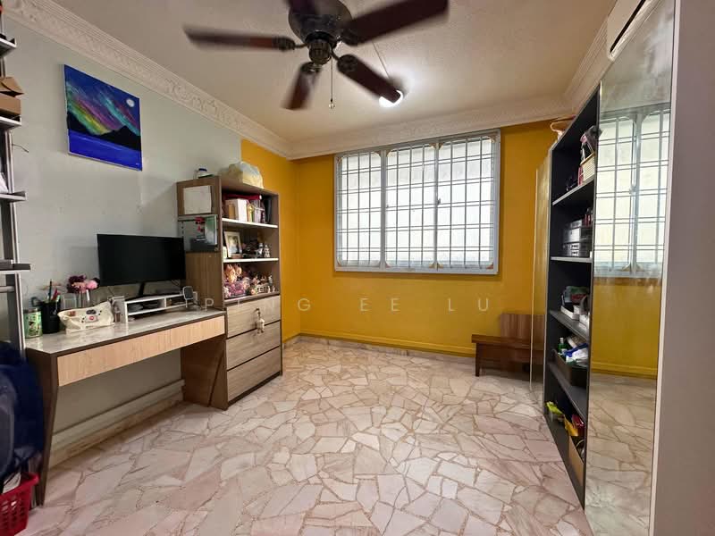 334 Woodlands Street 32 HDB Flat For Sale at S$ 520,000 | PropertyGuru Singapore - Bedroom