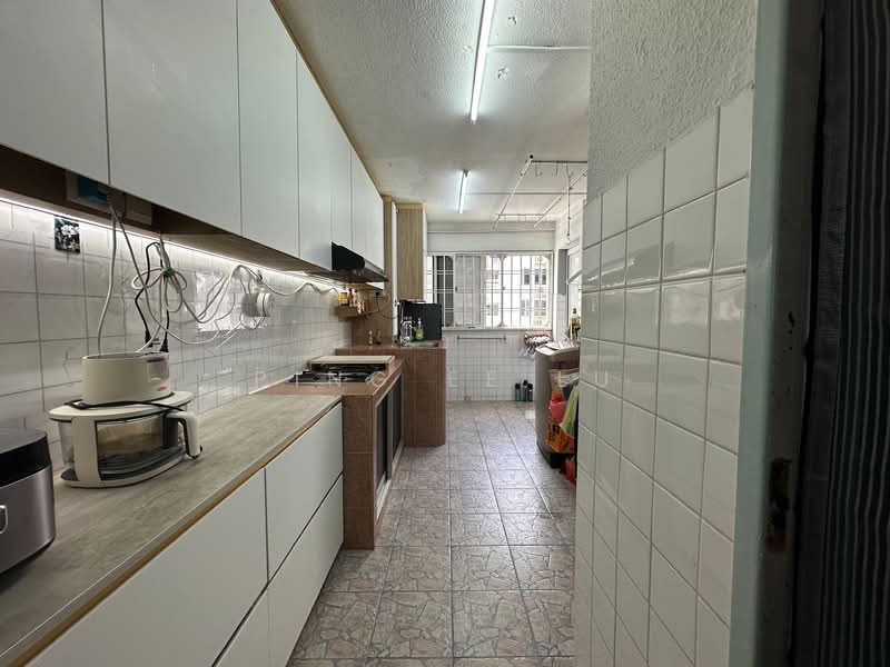 334 Woodlands Street 32 HDB Flat For Sale at S$ 520,000 | PropertyGuru Singapore - Kitchen