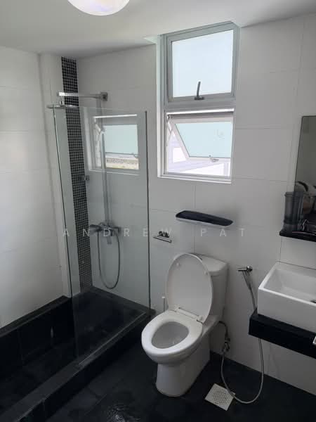 Mackenzie 88 Apartment For Sale at S$ 1,450,000 | PropertyGuru Singapore - Bathroom