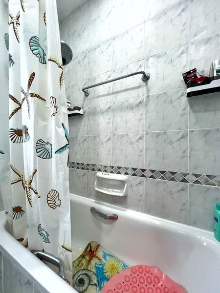 Mera Terrace, Seagull Walk, Room Rental, 210 sqft, Terraced House For Rent, by Raymond Tung, 500080456 - Master Bathroom (with Bathtub) - PropertyGuru.com.sg