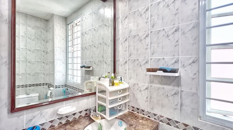 Mera Terrace, Seagull Walk, Room Rental, 210 sqft, Terraced House For Rent, by Raymond Tung, 500080456 - Junior Master Bathroom - PropertyGuru.com.sg