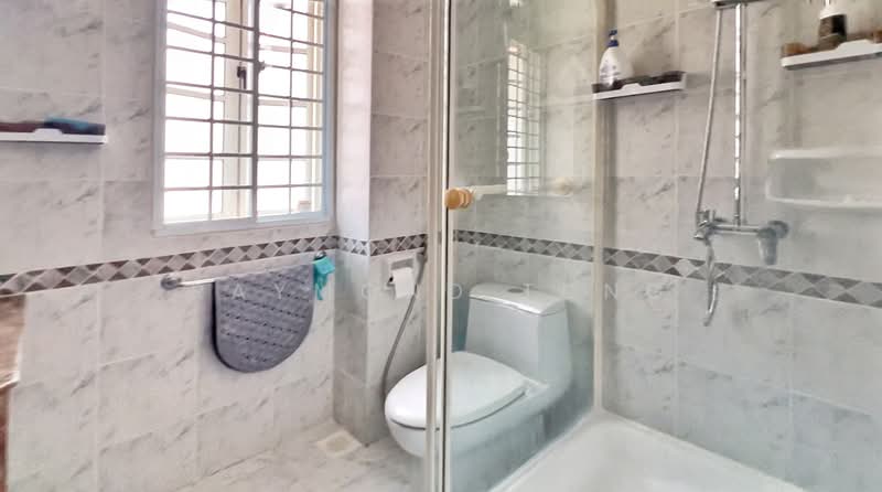 Mera Terrace, Seagull Walk, Room Rental, 210 sqft, Terraced House For Rent, by Raymond Tung, 500080456 - Junior Master Bathroom - PropertyGuru.com.sg