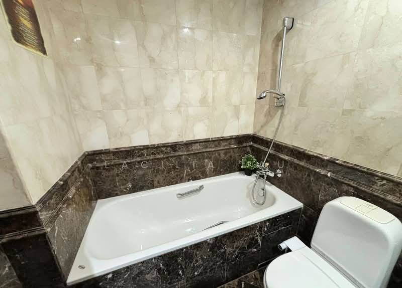 Parc Palais Condominium For Sale at S$ 2,300,000 | PropertyGuru Singapore - Bathroom