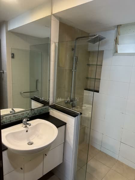 Rio Vista Condominium For Sale at S$ 1,600,000 | PropertyGuru Singapore - Bathroom